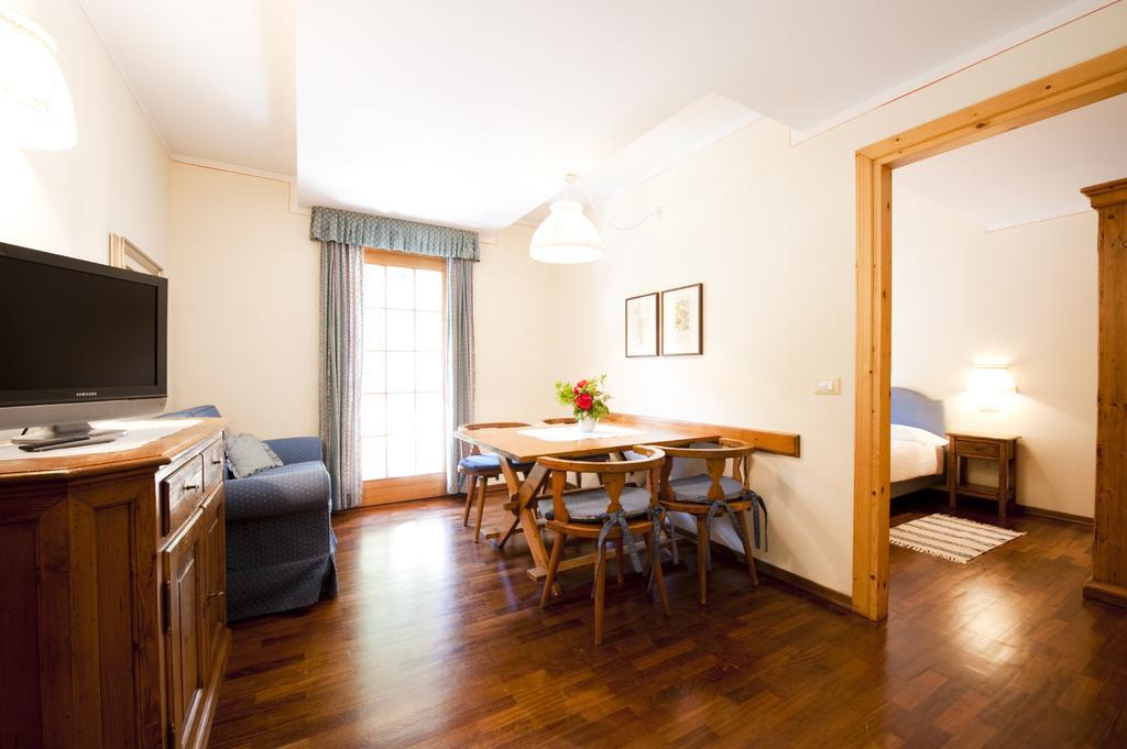 Holidays Dolomiti Apartment Resort Carisolo Δωμάτιο φωτογραφία