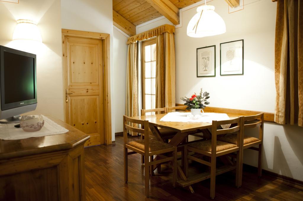 Holidays Dolomiti Apartment Resort Carisolo Δωμάτιο φωτογραφία