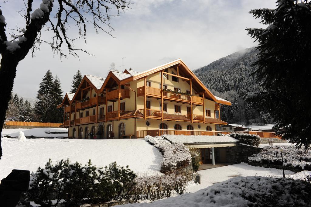 Holidays Dolomiti Apartment Resort Carisolo Εξωτερικό φωτογραφία